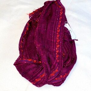 Woman’s scarf dark pink with shine strings